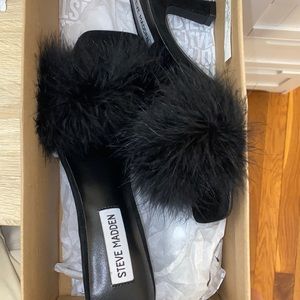 Kitten heels with feathers